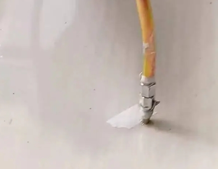 白塔瓷砖空鼓维修公司专业解答在瓷砖铺贴过程中，如果使用的砂料过粗（如全部使用了粗砂），可能会导致以下问题