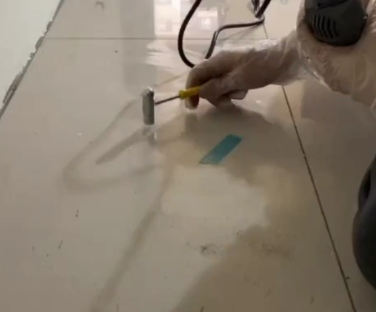 白塔瓷砖开裂维修公司专业分享瓷砖在铺贴前如果没有沥干水分，将会导致以下问题