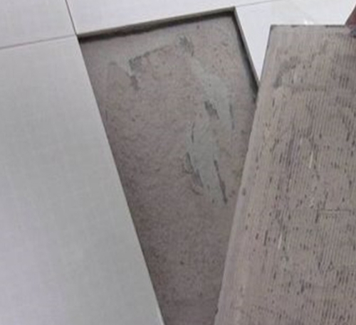 白塔瓷砖空鼓维修公司分享瓷砖铺贴时如果打浆（即涂抹在瓷砖背面和基层上的砂浆或瓷砖胶）过少，会带来以下问题